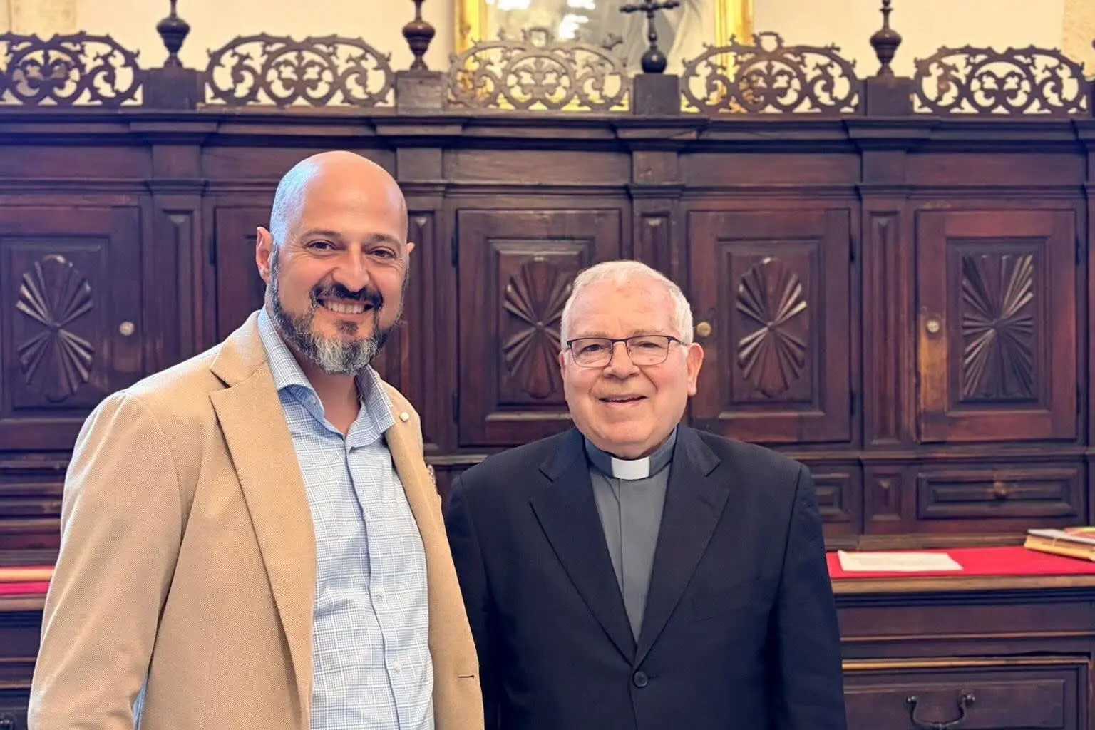 Stefano Mulliri con il parroco don Alfredo Fadda (foto Daga)
