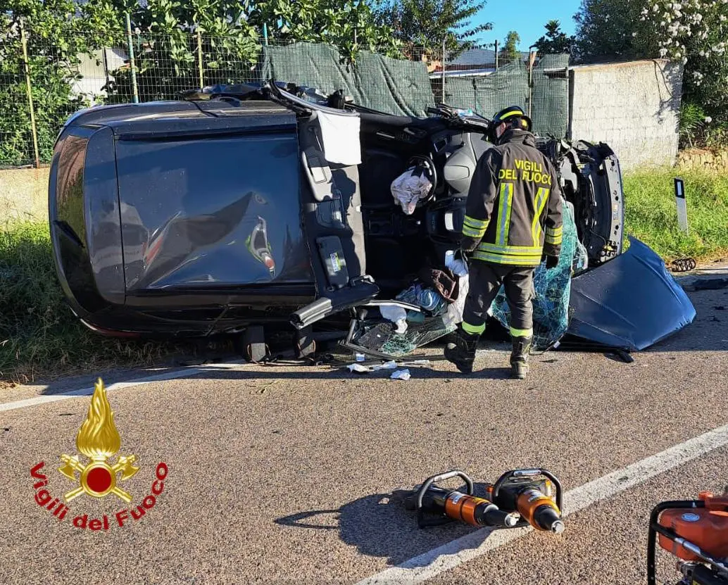 Una delle auto coinvolte (foto vigili del fuoco)