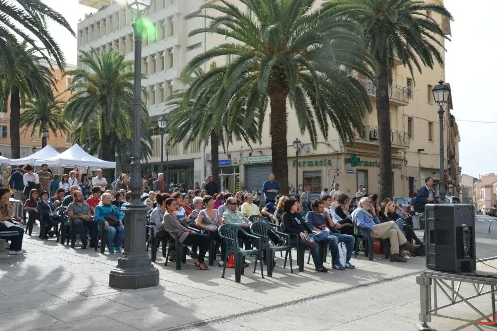 Convivio poetico in pazza Castello a Sassari