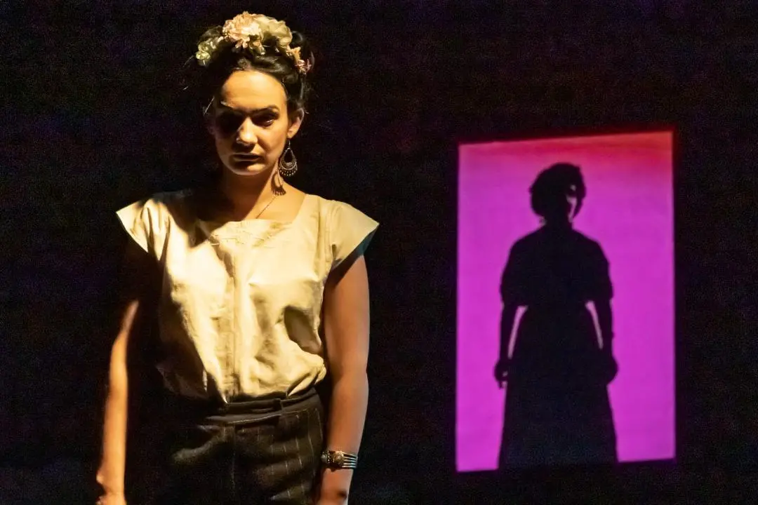 Francesca Cassottana in scena nei panni di Frida Kahlo