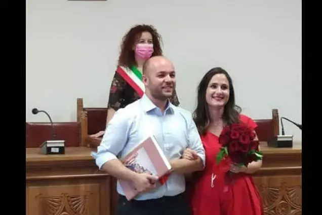 Il sindaco Paola Secci con i due sposi