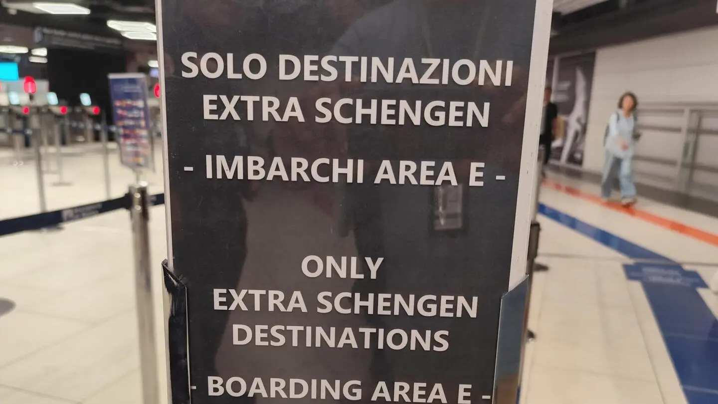 Agenti di polizia di frontiera effettuano controlli a Porto Torres e altri scali aeroportuali dopo sospensione Schengen