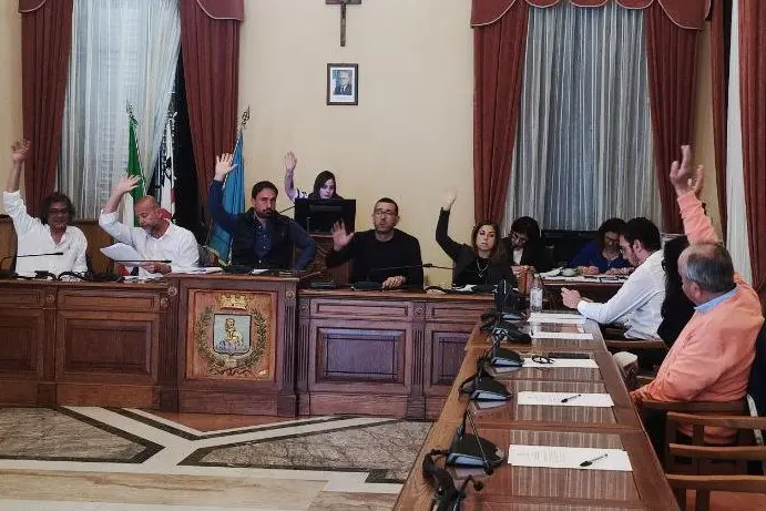 La Maddalena, il momento della votazione della sola maggioranza (foto Ronchi)