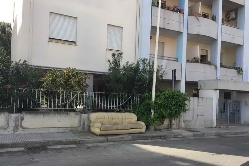 Il divano lasciato in via Ariosto