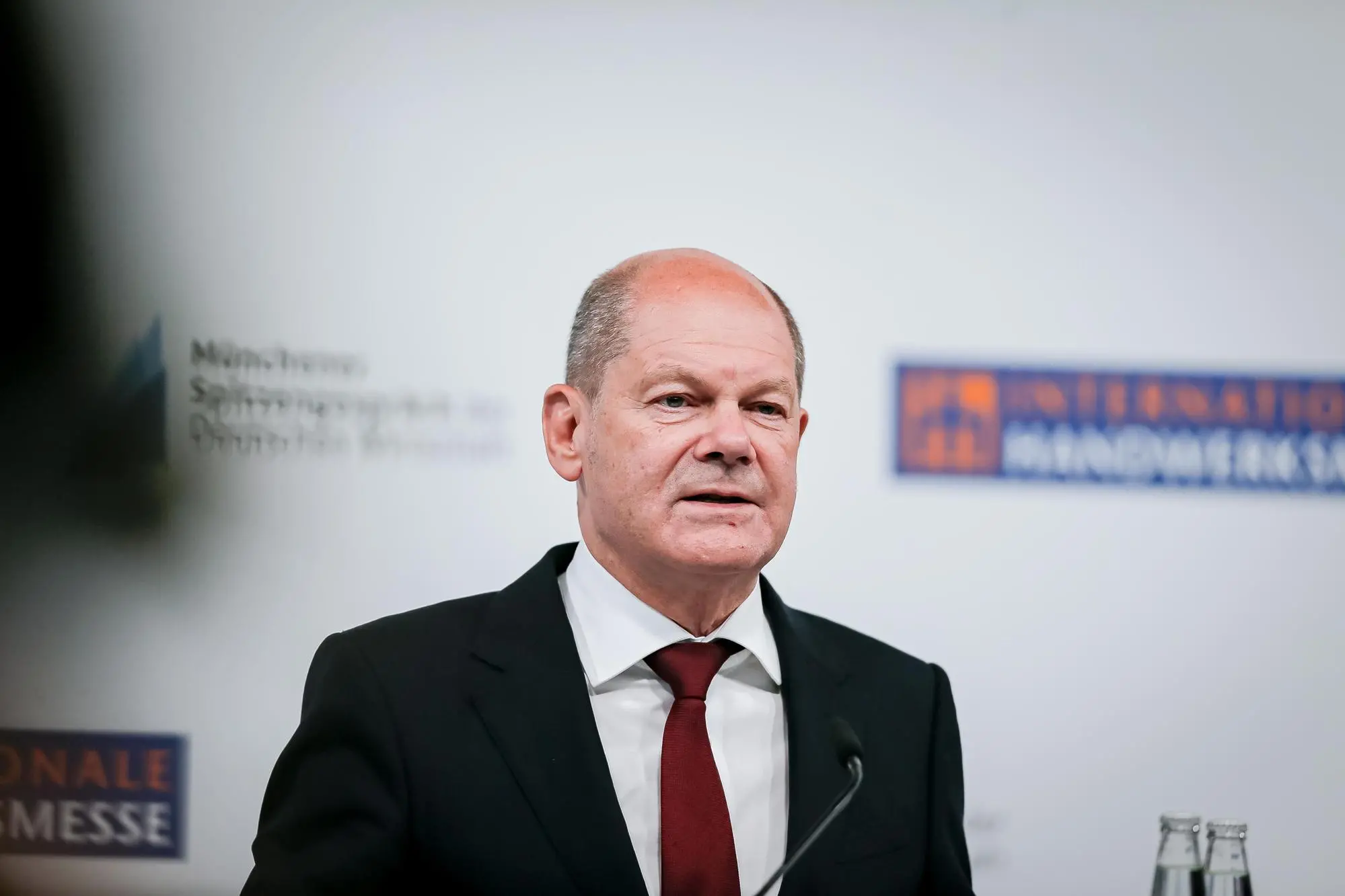 epa10059569 German Chancellor Olaf Scholz speaks during a press conference after the Munich High-Level Economic Talks in Munich, Germany, 08 July 2022. The talks are a high level conference with representatives of the four largest German employer and trade associations that is held annually during the international trade fair in Munich. EPA/LEONHARD SIMON