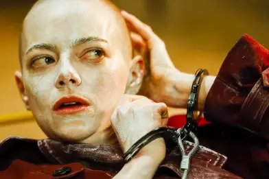 Emma Stone in Bugonia (foto da frame video trailer)