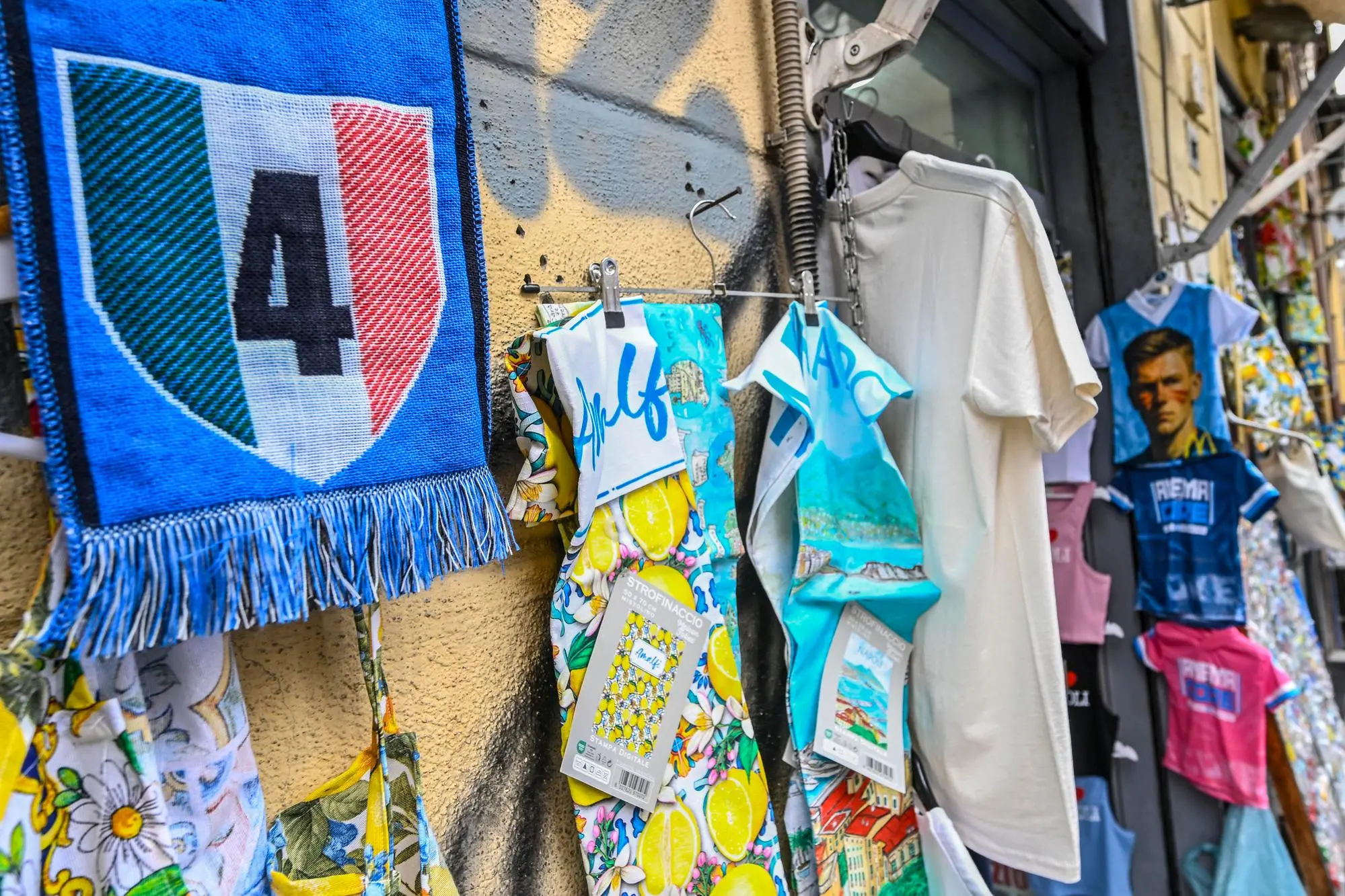 Gadget in vendita a Napoli (Ansa)
