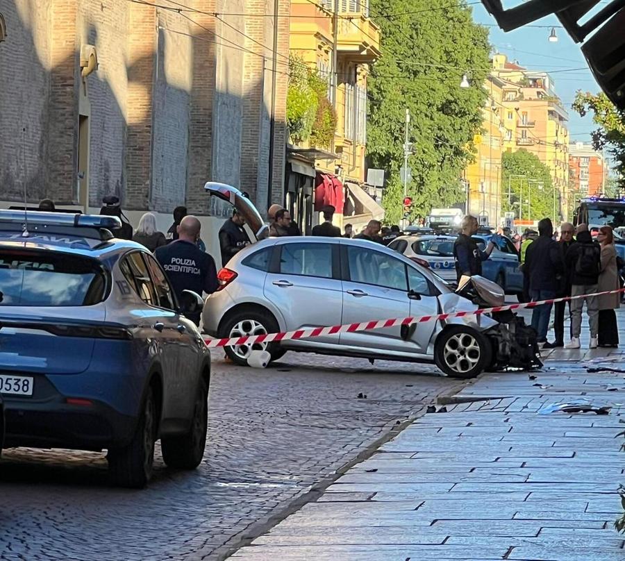 Auto a 100 all’ora sui passanti: otto feriti, gravissima una donna