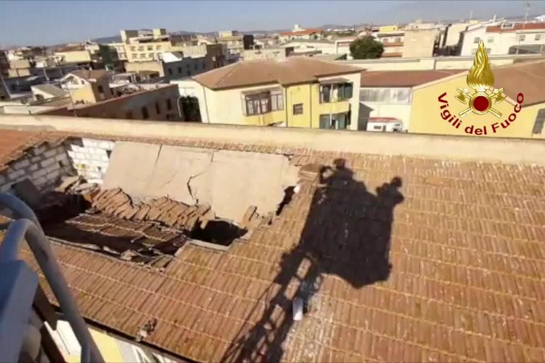 Crolla il tetto di un'abitazione, paura a Porto Torres