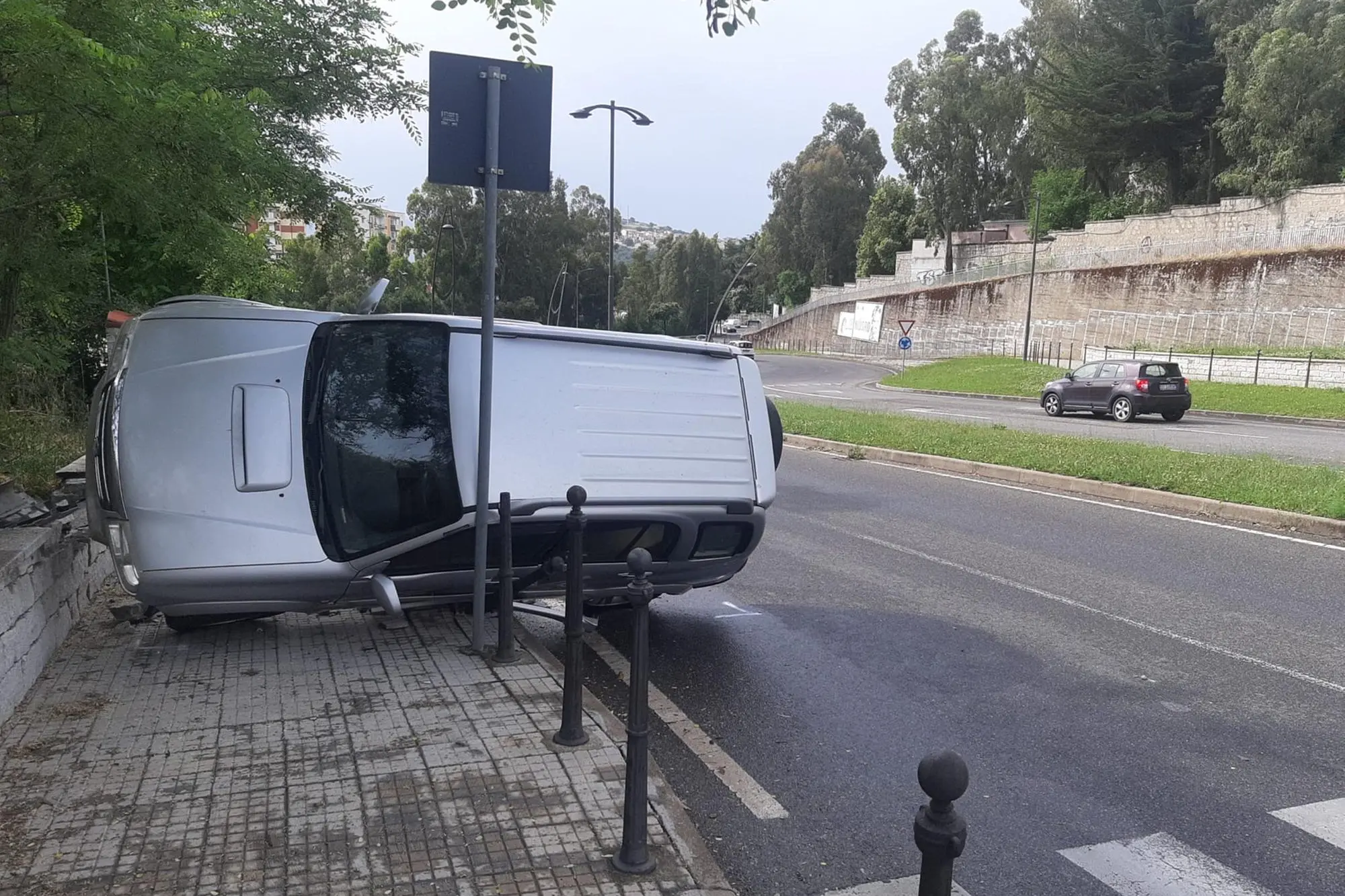 L'auto sul marciapiede in via Segni a Nuoro (foto Ledda)
