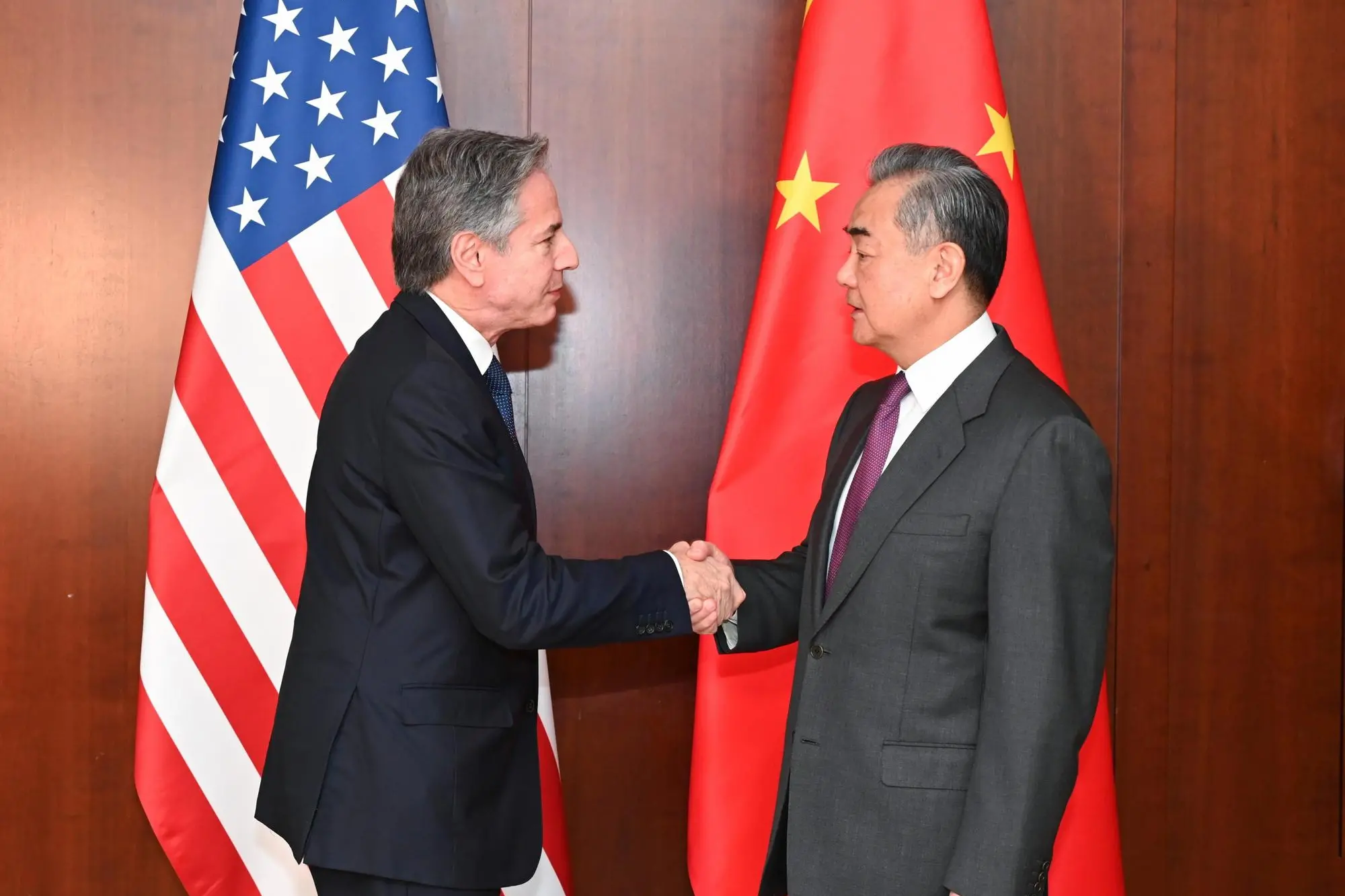 Il segretario di Stato americano Blinken con il ministro degli esteri cinese Wang Yi (foto Ansa/Epa)