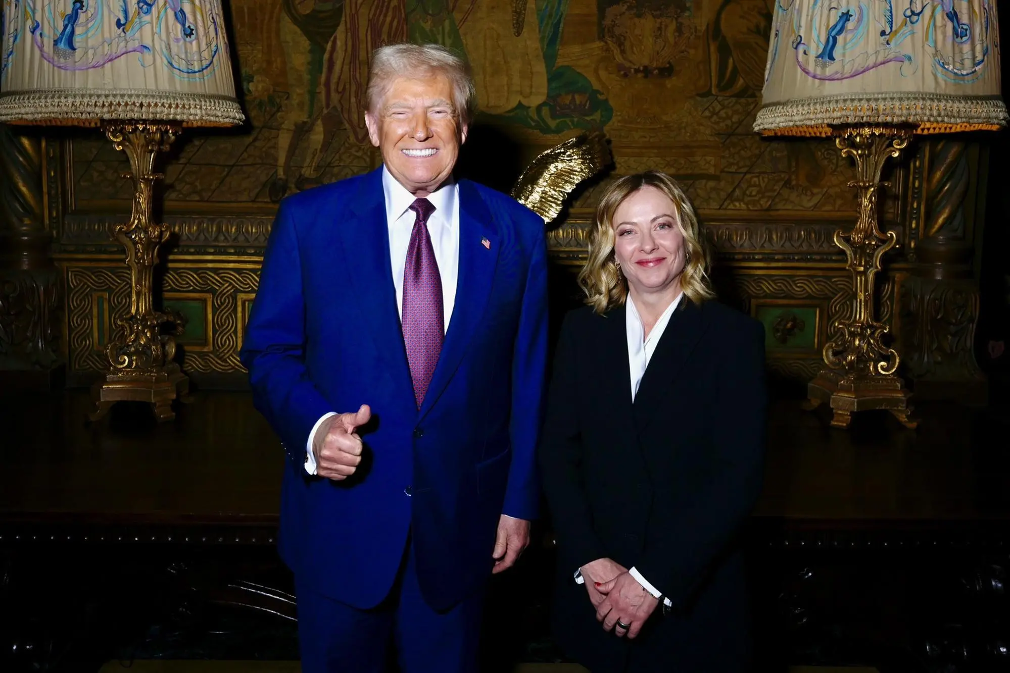 Donald Trump e Giorgia Meloni in occasione dell'incontro a Mar-a-lago (foto da X)