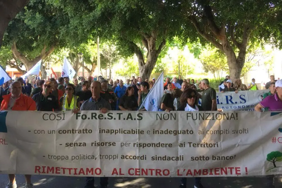 Una protesta dei dipendenti Forestas (Archivio L'Unione Sarda)