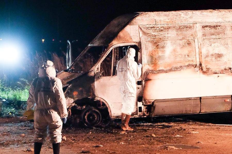 Il furgone di famiglia dato alle fiamme nel dicembre 2018 a Giorgino