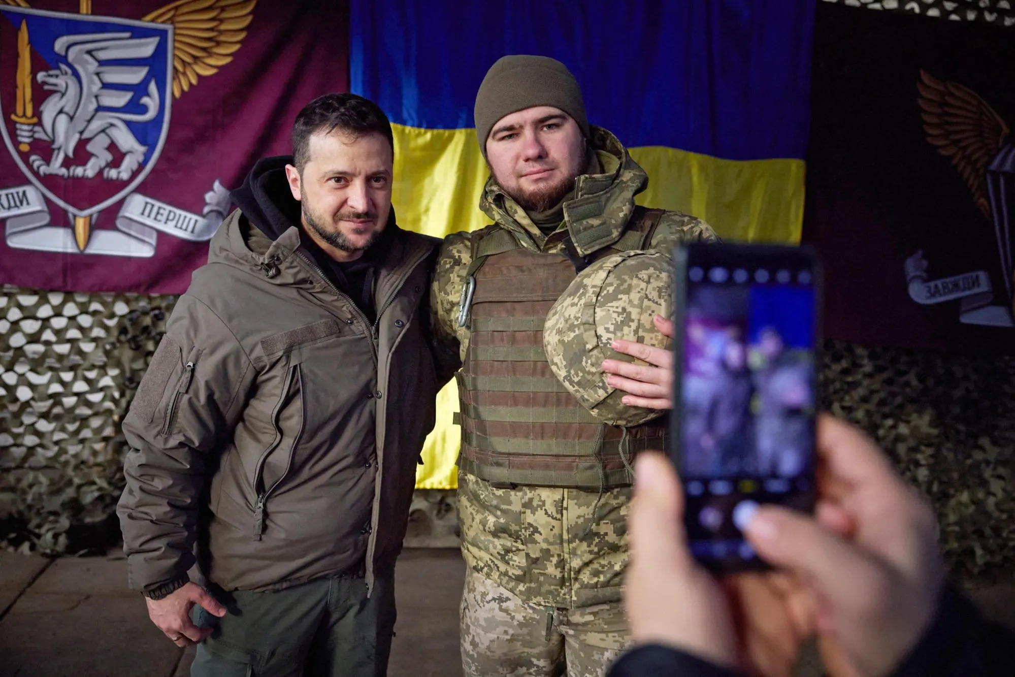 Il presidente ucraino Zelensky con un soldato al fronte (Ansa-Epa)
