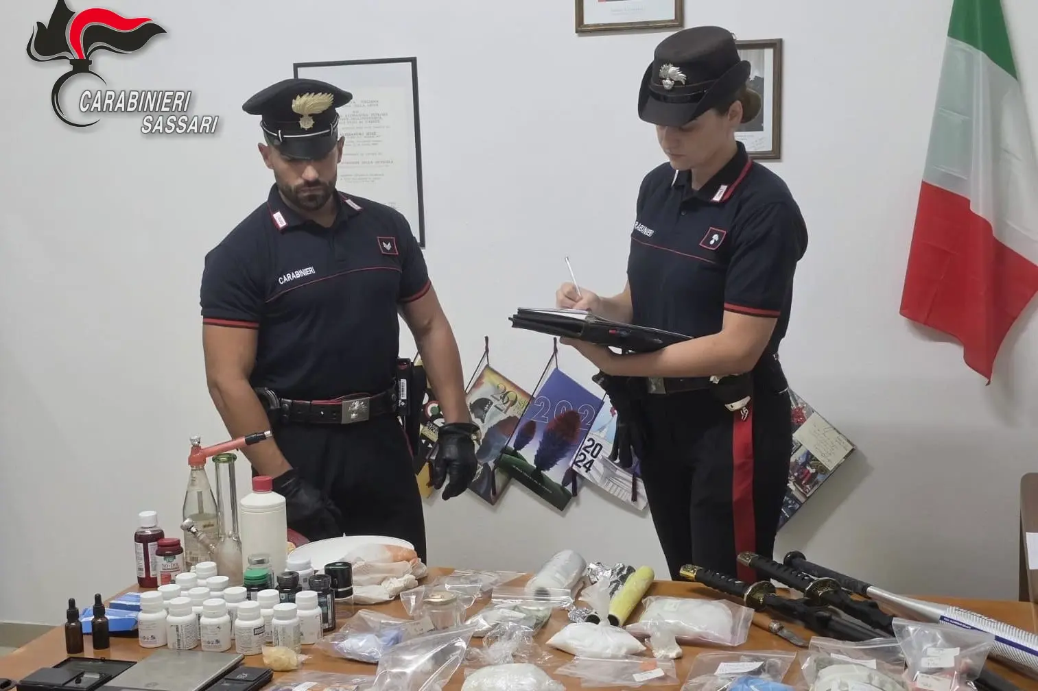 La droga e le armi scoperte a bordo del camper (foto carabinieri)