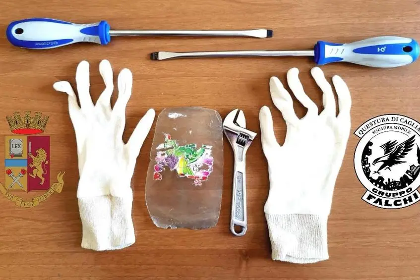 Gli strumenti di effrazione sequestrati alle donne (foto polizia di stato)