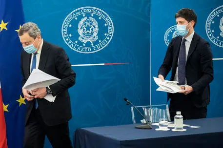 Mario Draghi e Roberto Speranza (Ansa)