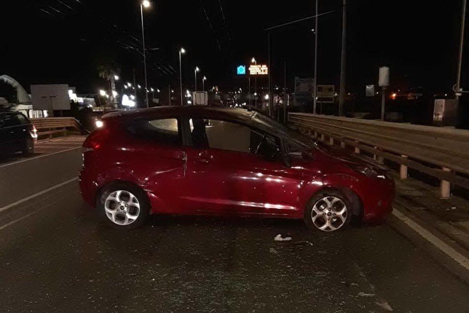 Auto sbanda e poi gira su se stessa: Cagliari, due donne ferite