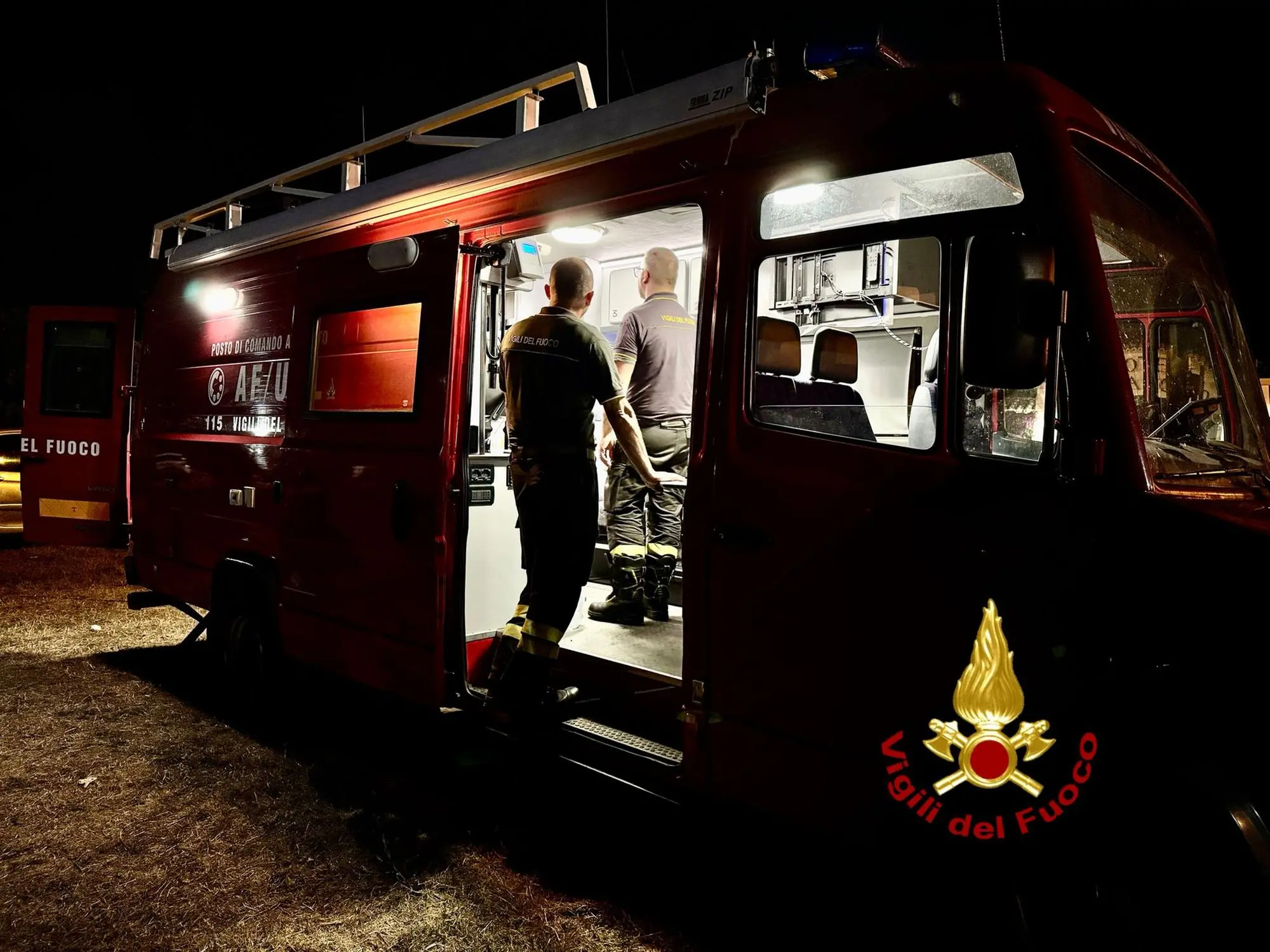 Il posto di comando allestito dai vigili del fuoco