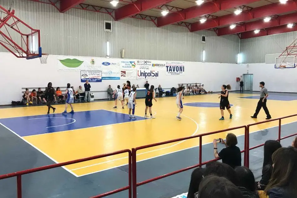 Una fase di gioco tra Basket '90 e Sant'Orsola Sassari