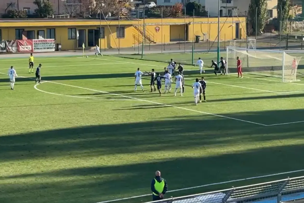 L'Olbia difende la porta su un calcio d'angolo del Real Monterotondo (foto Ilenia Giagnoni)