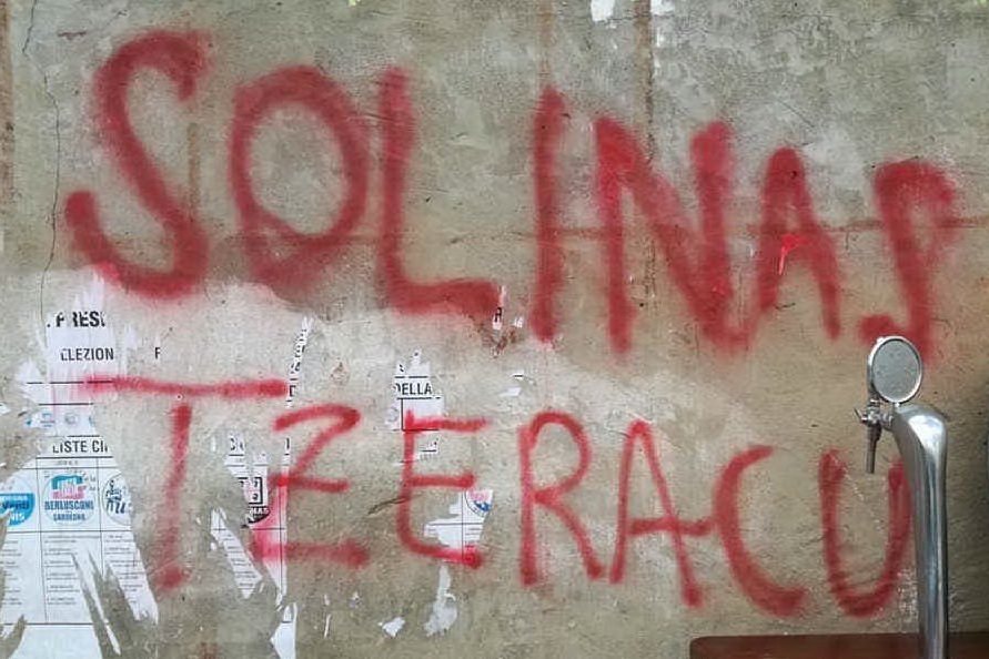 La scritta contro il governatore Solinas (foto Antonio Pintori)