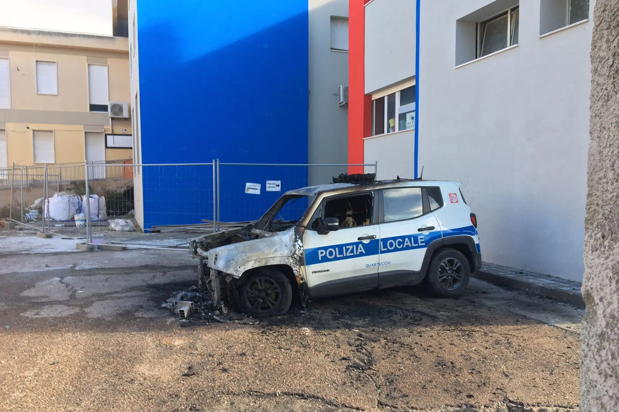 Una delle auto bruciate a Quartucciu (Foto Fr. Me.)