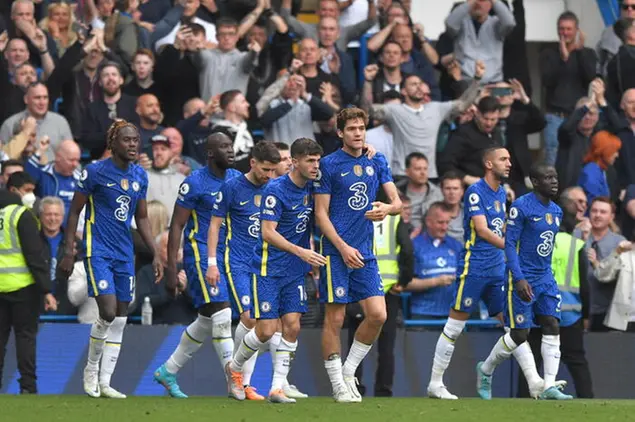 epa09906931 Christian Pulisic (C-L) of Chelsea celebrates with Marcos Alonso (C-R) after scoring a goal during the English Premier League soccer match between Chelsea FC and West Ham United in London, Britain, 24 April 2022. EPA/VINCENT MIGNOTT EDITORIAL USE ONLY. No use with unauthorized audio, video, data, fixture lists, club/league logos or 'live' services. Online in-match use limited to 120 images, no video emulation. No use in betting, games or single club/league/player publications