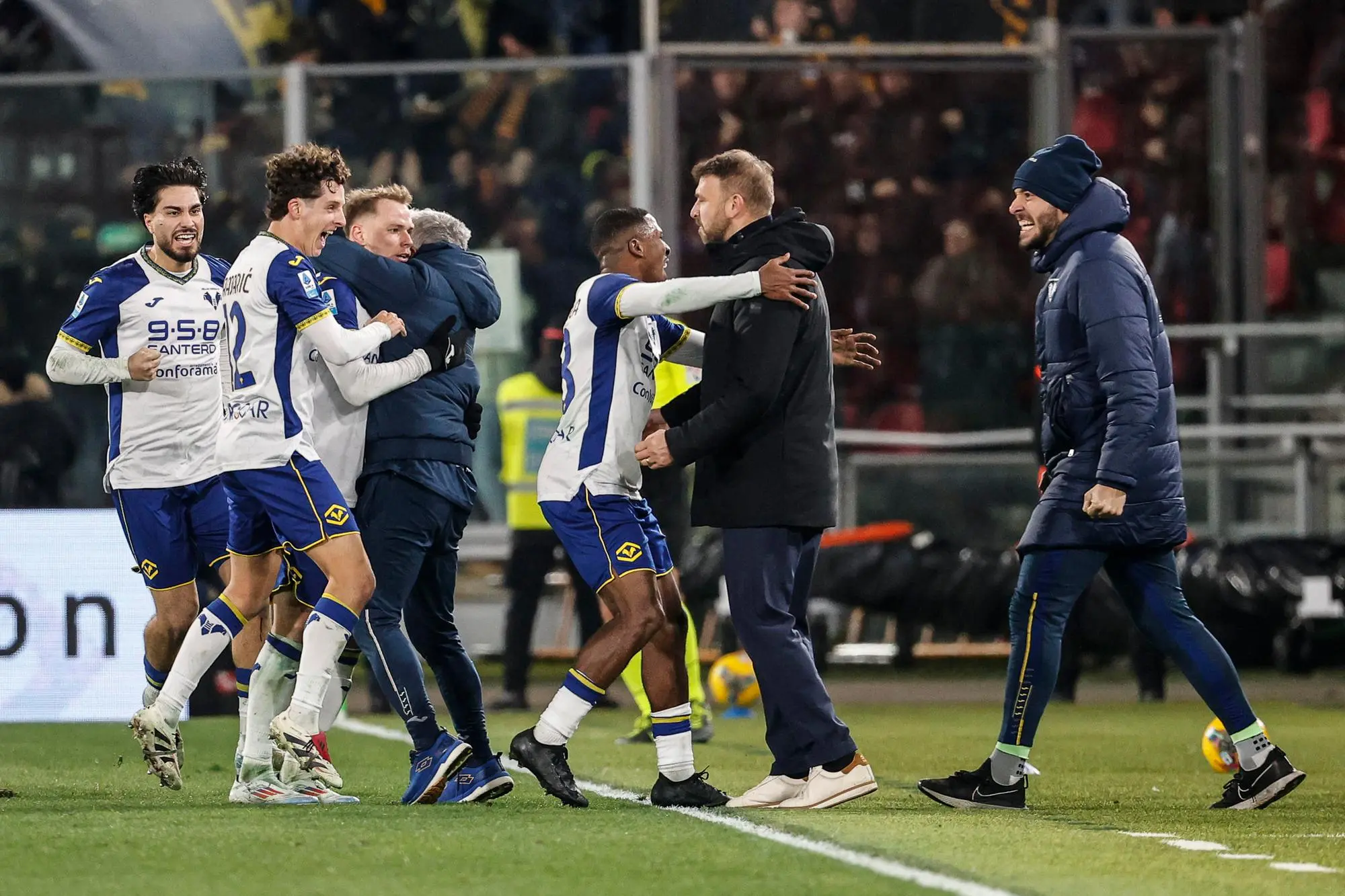 L'esultanza del Verona per la vittoria nel posticipo di Serie A col Bologna (foto Ansa)