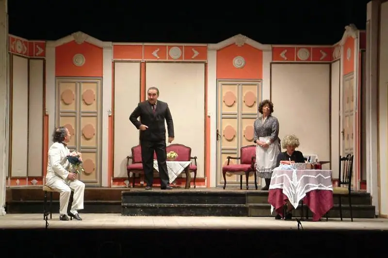 Una scena della commedia (foto ufficio stampa)