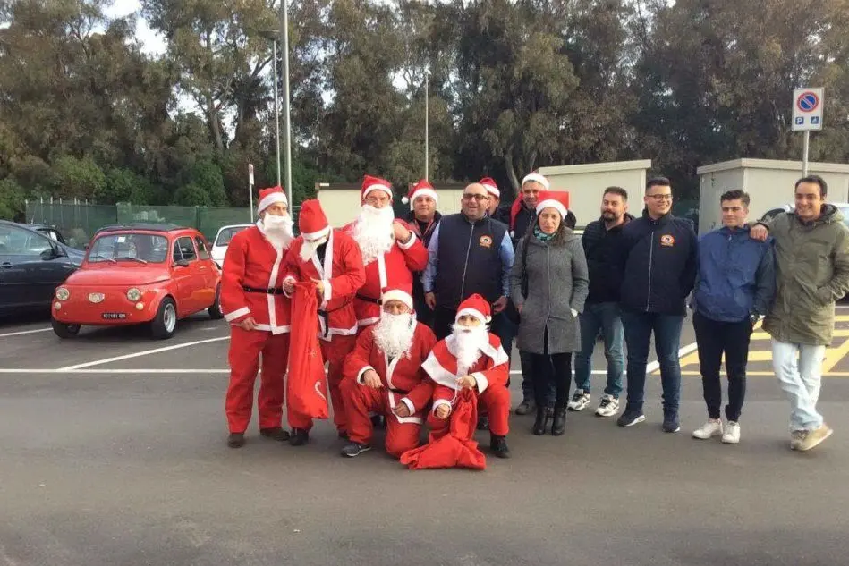 I soci del club "Malati per la Fiat 500" di Ardauli in visita ai bimbi dell'ospedale di Oristano