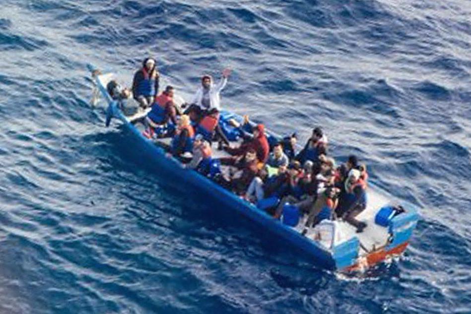 &quot;Aiutateci o moriremo&quot;: i libici soccorrono (e riportano indietro) i 20 migranti al largo