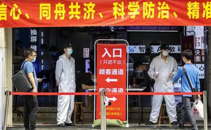Alla fine di gennaio il mondo inizia a tremare per il nuovo coronavirus. Primo focolaio in Cina, al mercato di Wuhan. Dopo qualche settimana l'Oms dichiara la pandemia mondiale