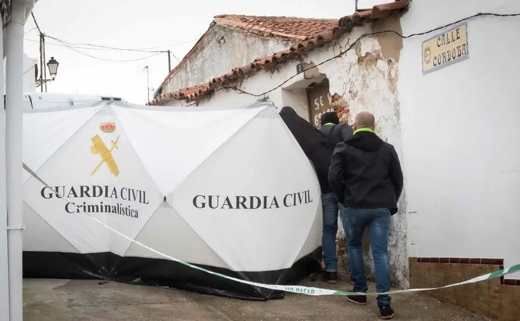 La polizia a El Campillo (Ansa)