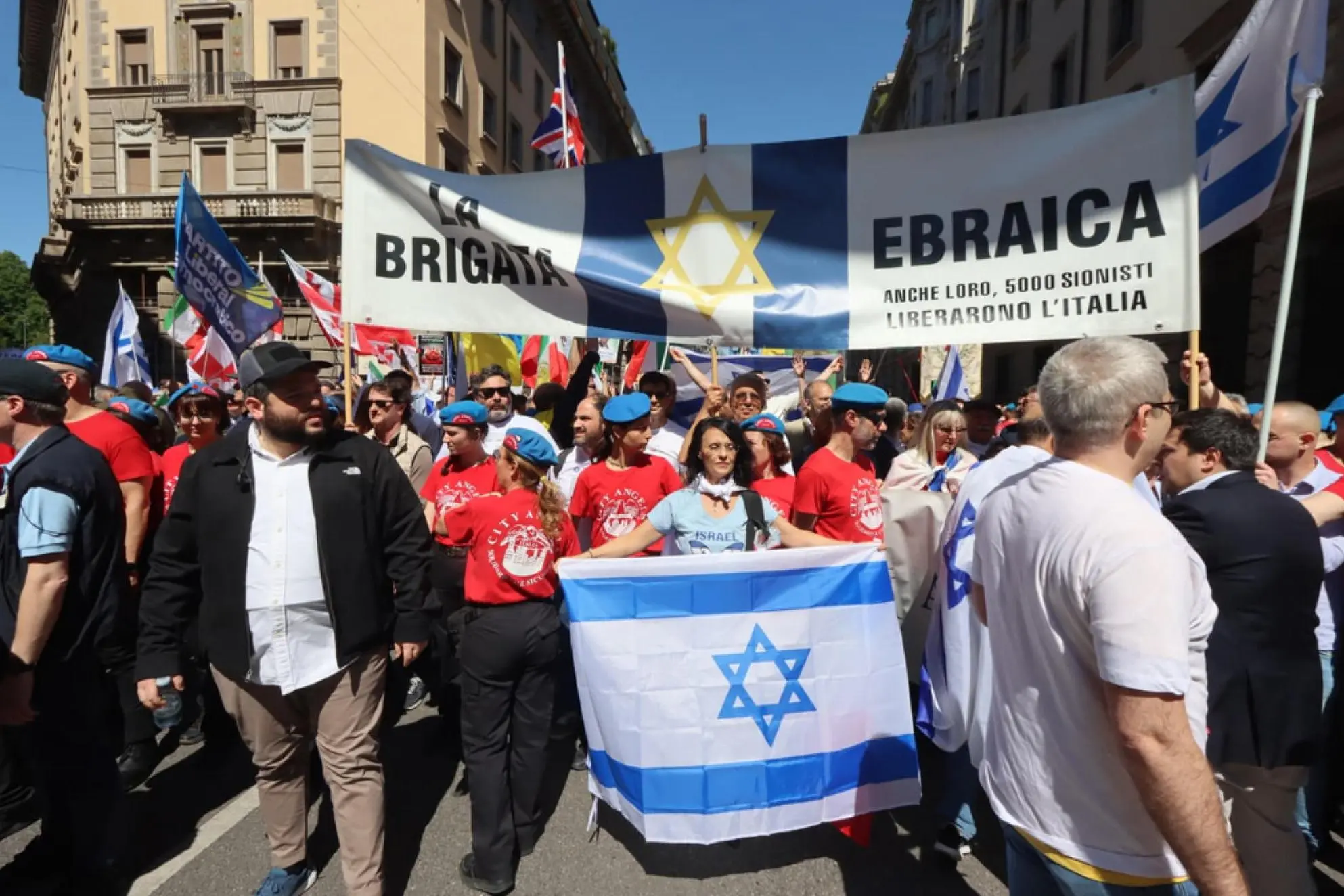 Manifestanti della Brigata Ebraica sfilano per le vie di Milano (Ansa)