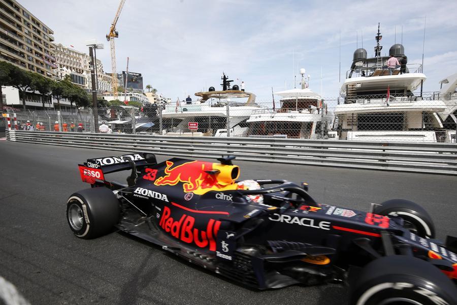 Verstappen vince a Monaco ed è leader del Mondiale. Secondo Sainz, delusione Leclerc