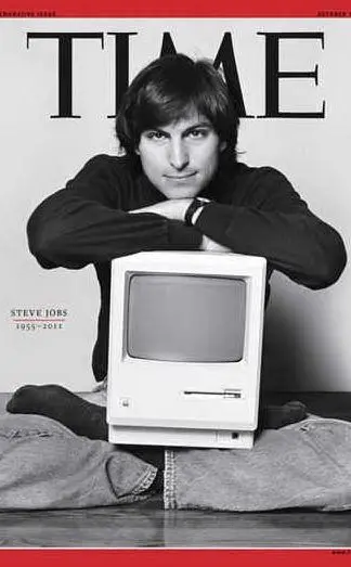 Un giovanissimo Steve Jobs posa con il suo Macintosh