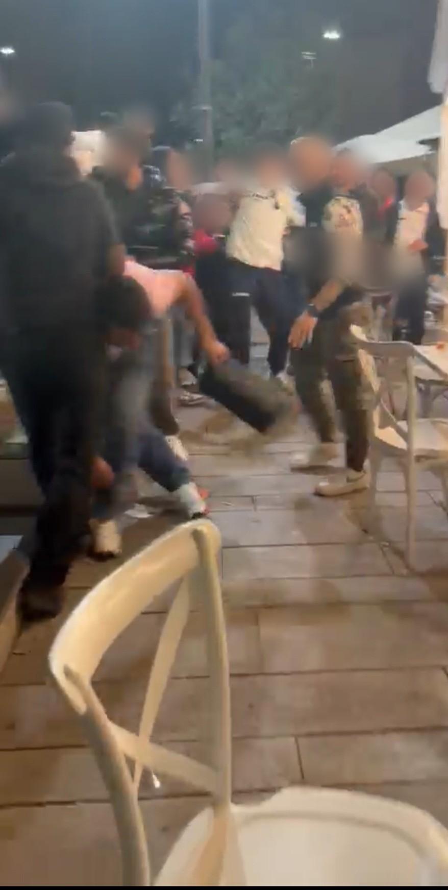 Sorso, calci e pugni davanti a un bar. Indagano i carabinieri