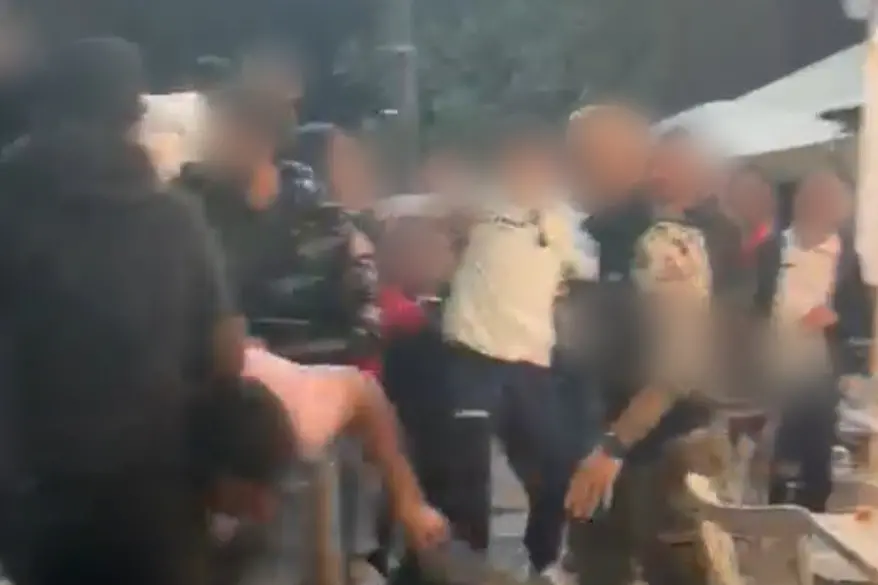 Un frame della rissa ripresa in un video diffuso sui social