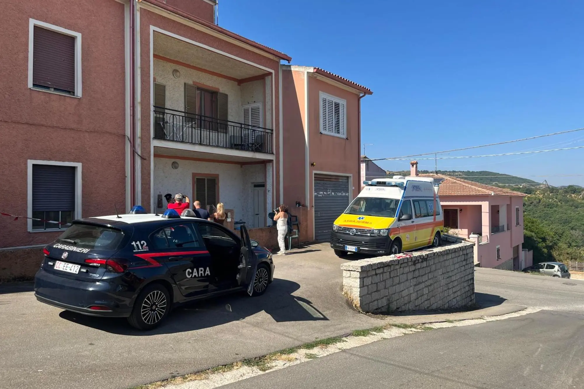 Carabinieri all'esterno della sede dell'associazione Intervol del 118 a Buddusò dove è avvenuto l'omicidio di Marco Pusceddu, 8 agosto 2025