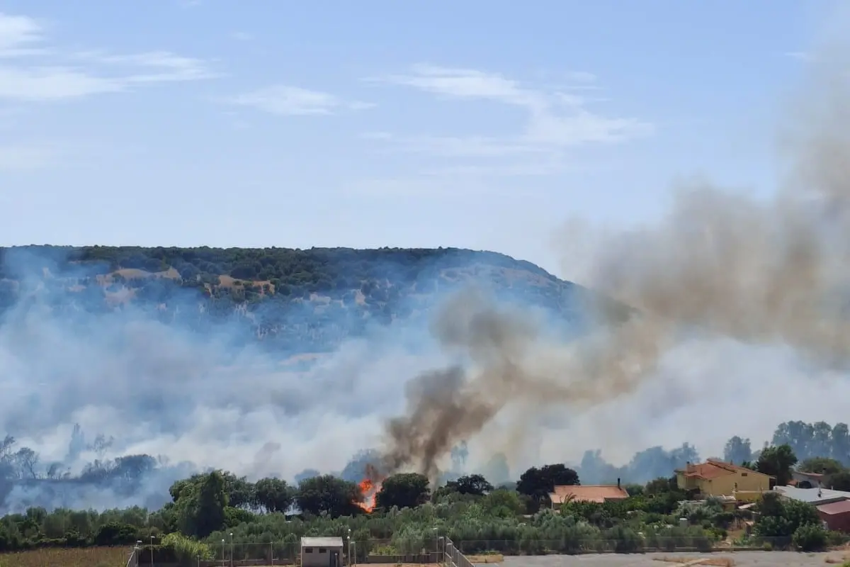 L'incendio di Sirai. (Foto Scano)