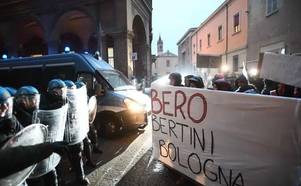 Scontri a Bologna fra polizia e studenti