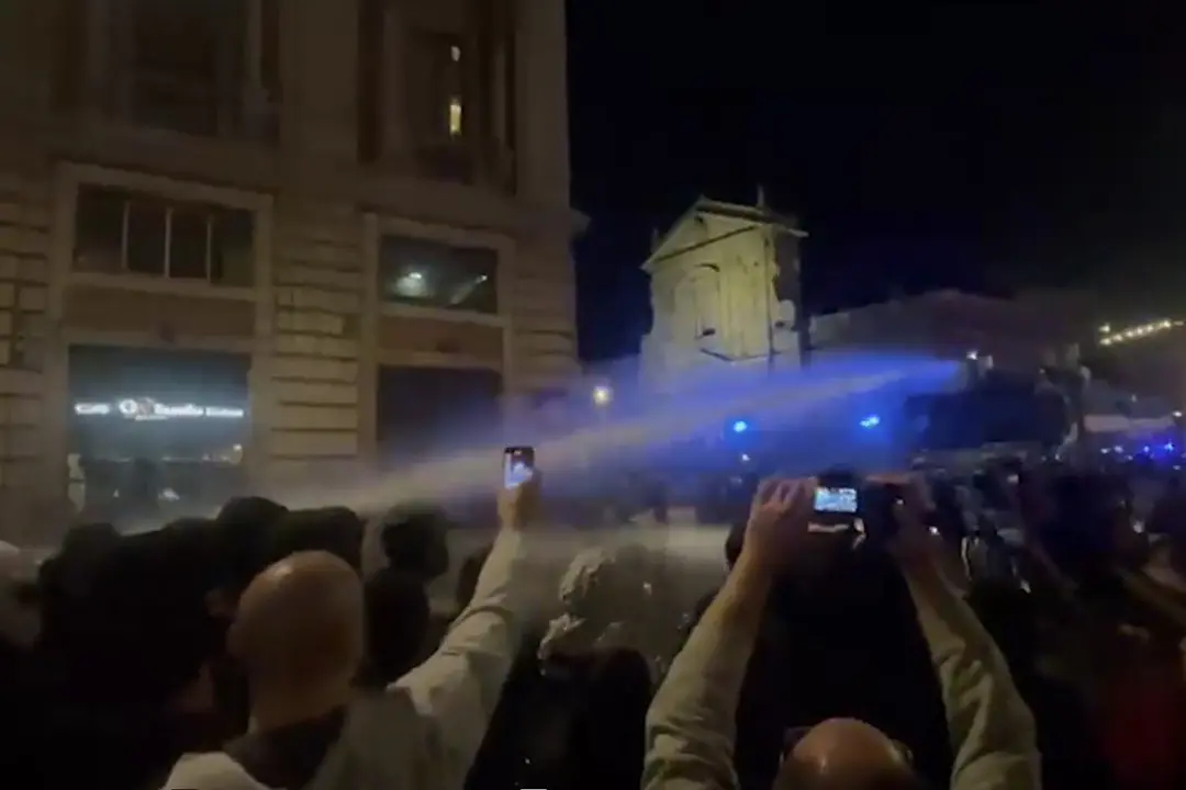 Corteo a Roma, manifestanti e Forze dell'ordine si fronteggiano in via V. E. Orlando