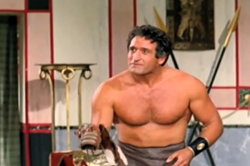 Domenico Palmara in una scena de &quot;I dieci gladiatori&quot; (foto da frame video)
