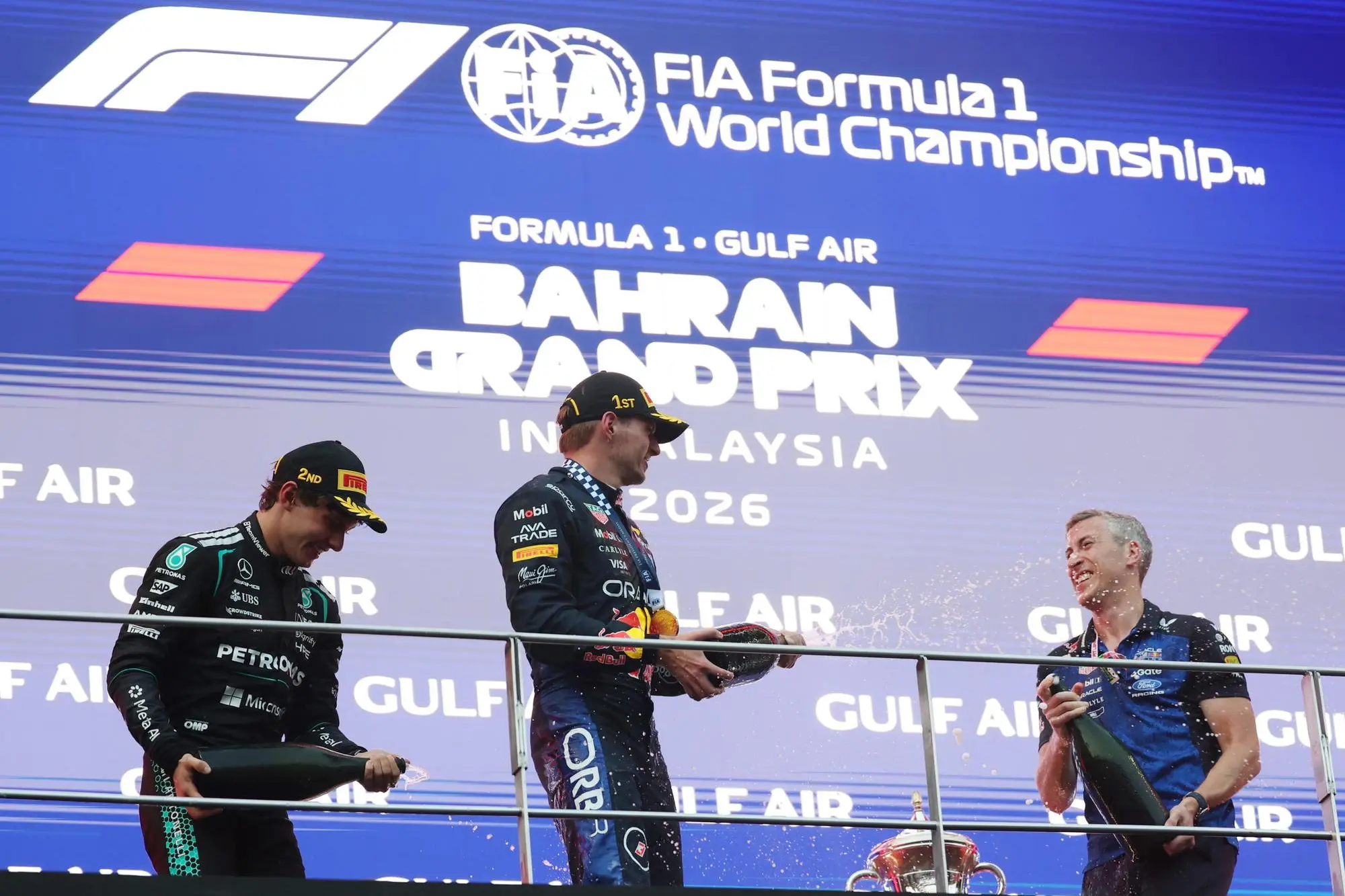 Max Verstappen festeggia dopo la vittoria (foto Ansa/Epa)