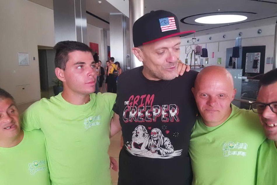 Max Pezzali saluta i ragazzi della Polisportiva Olimpia Onlus