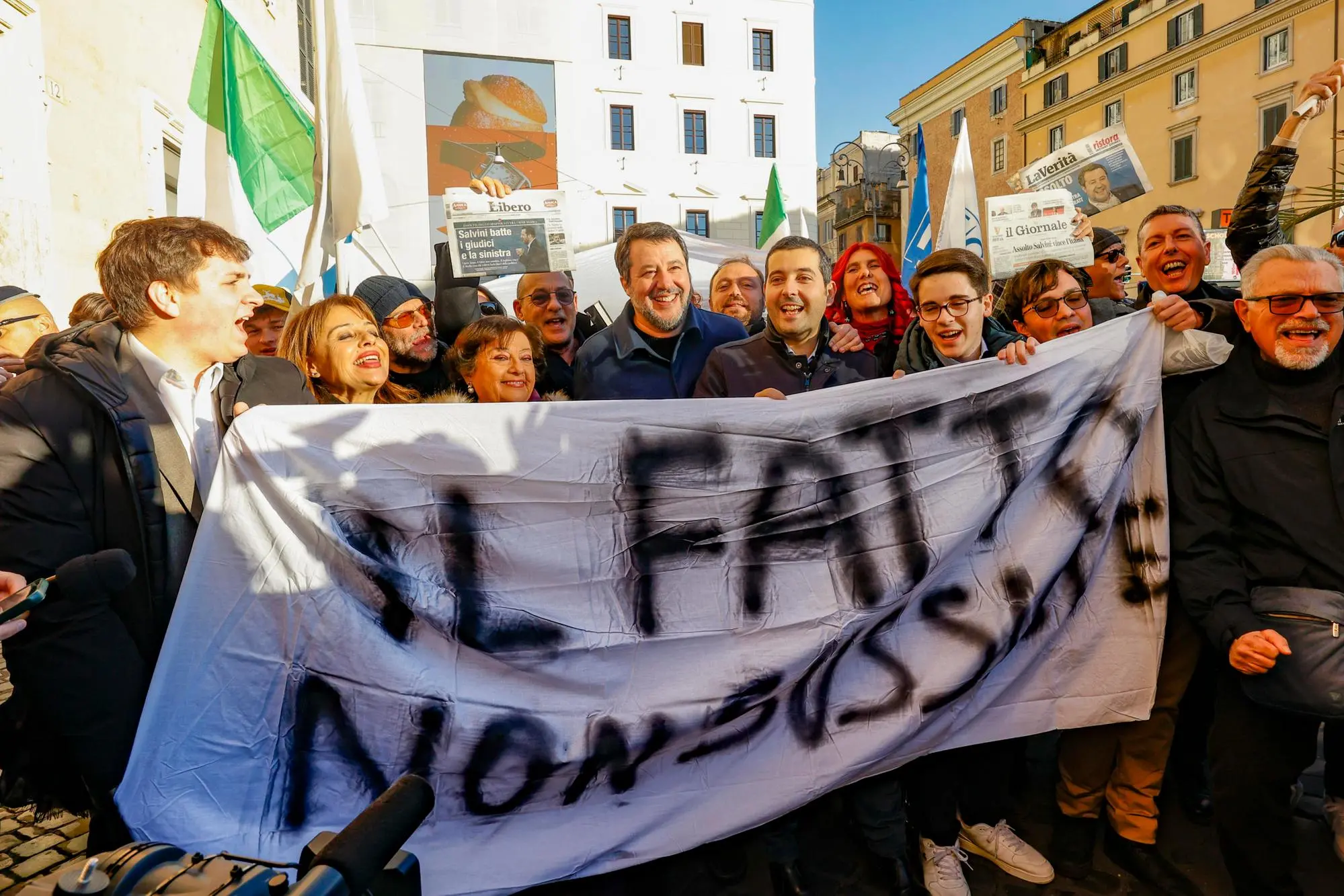 Matteo Salvini in piazza con lo striscione portato dai giovani leghisti (foto Ansa)