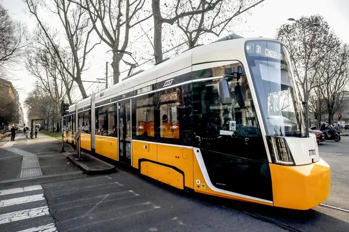 I nuovi Tramlink in servizio sulla linea 31 a Milano, 20 febbraio 2025. ANSA/MOURAD BALTI TOUATI