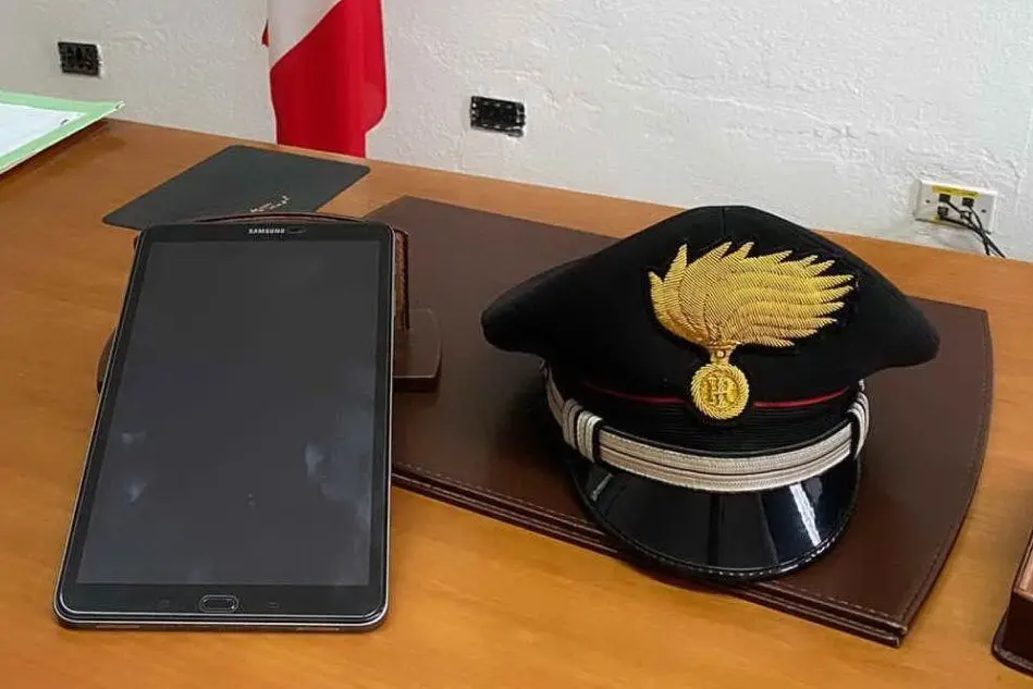 Il tablet recuperato dai Carabinieri